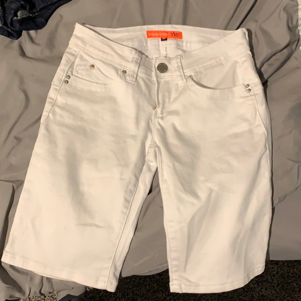 A pair of white Capri jeans. Only worn a couple of times.